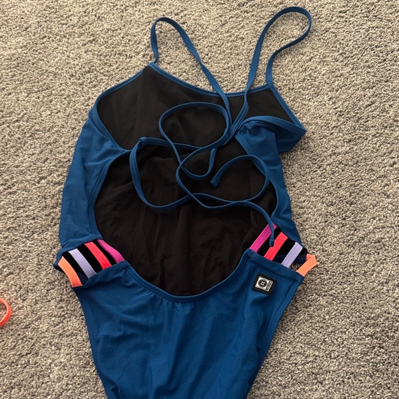 Jolyn practice suit - Picture 2 of 3